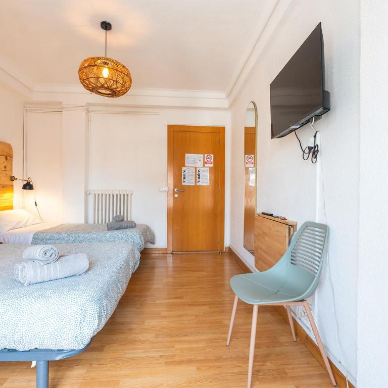 AtuaireHome Hostal en el centro de Burgos - Habitación Triple con baño privado - 13