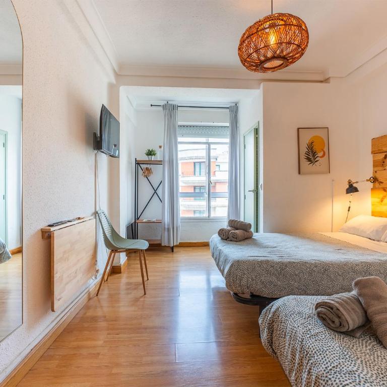 AtuaireHome Hostal en el centro de Burgos - Habitación Triple con baño privado - 12