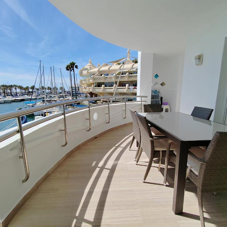 Cozy corner 2 bed apartment Island Puerto Marina - Apartamento - 1