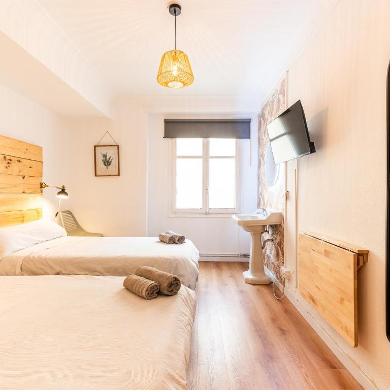 AtuaireHome Hostal en el centro de Burgos - Habitación Doble con baño compartido - 10