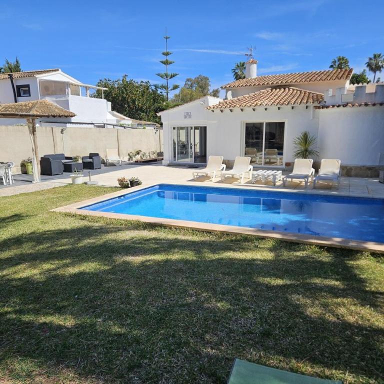 Chalet en Dénia 8 personas, piscina privada, wifi, se admiten mascotas - ES-373-19 - Villa - 1