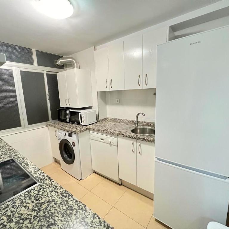 Mara Urban Stay - Martiricos Málaga - Three-Bedroom Apartment with Balcony - 11