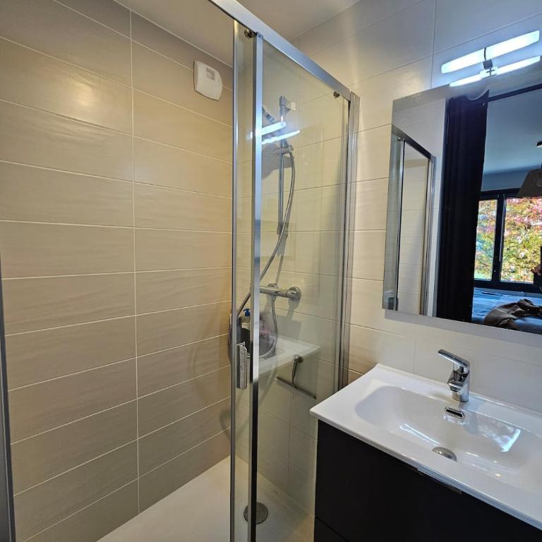 Appartement neuf proche ski, lac et centre village - Apartment mit 2 Schlafzimmern und Terrasse - 12