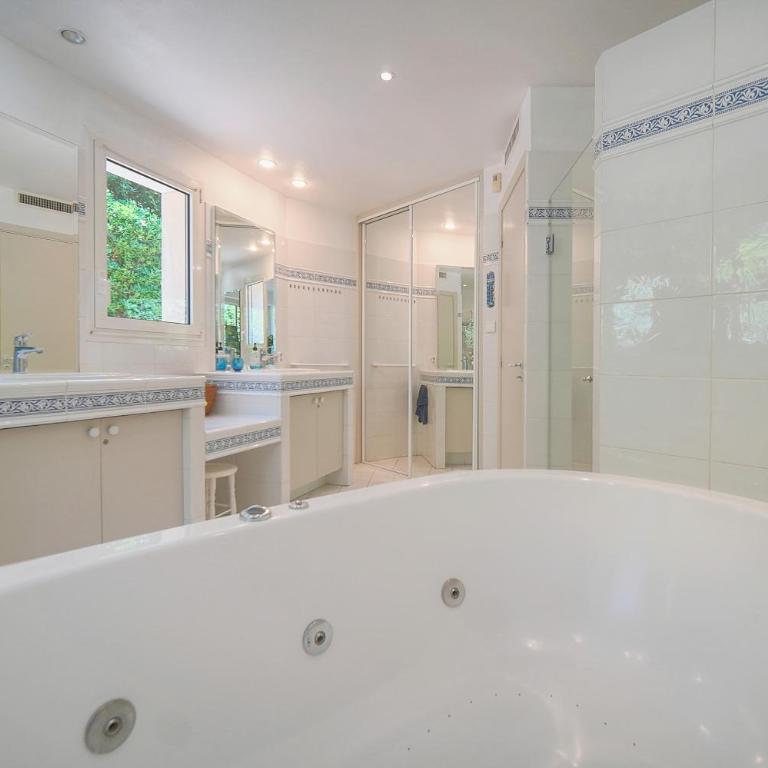FRGK Villa Claude Juan-les-Pins Luxury Stay with Pool & Ultra-Fast Wi-Fi - Villa - Vue sur Mer - 63