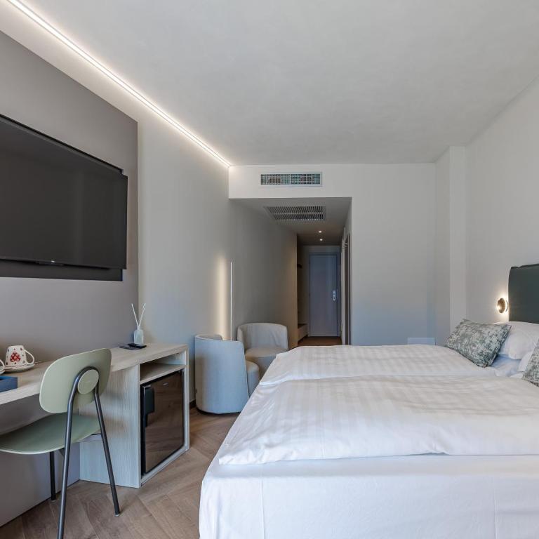 Relax Hotel Villa Gardenia & Villa Oleandra - Panoramic Double or Twin Room with Lake View - 21