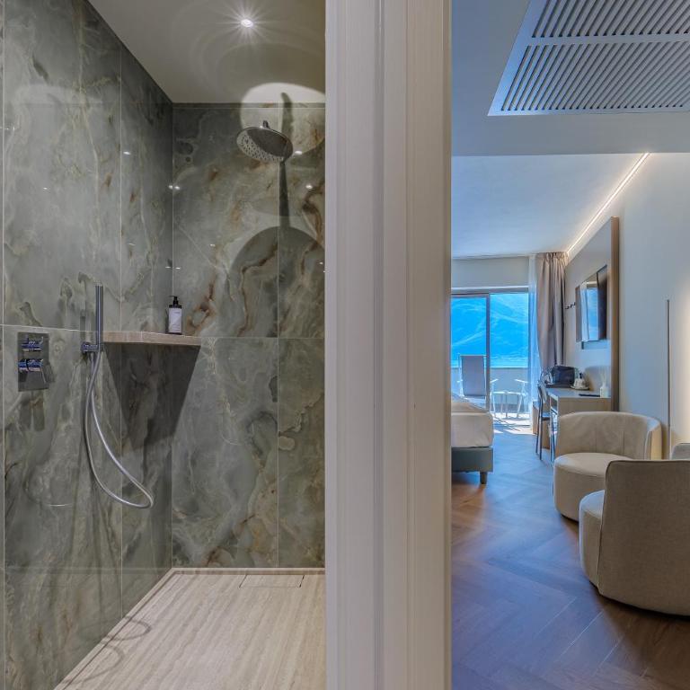 Relax Hotel Villa Gardenia & Villa Oleandra - Panoramic Double or Twin Room with Lake View - 16