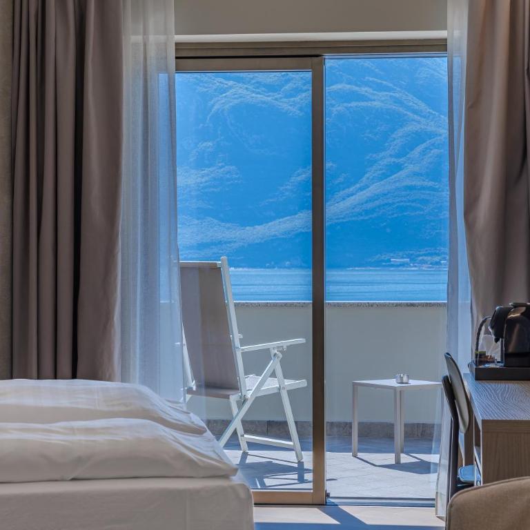 Relax Hotel Villa Gardenia & Villa Oleandra - Panoramic Double or Twin Room with Lake View - 13