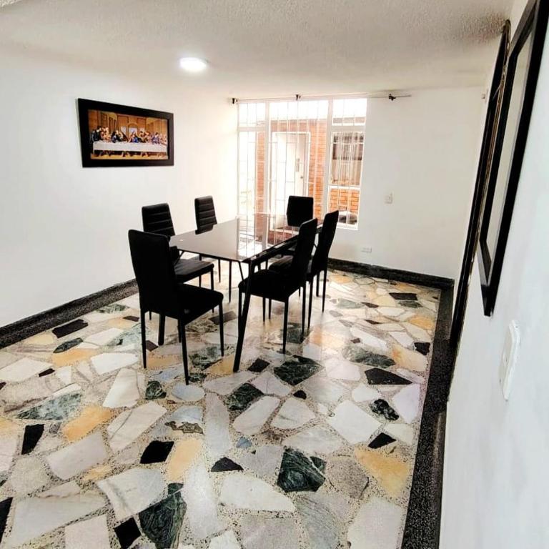 Spacious house near Zona T and Parque de la 93 - Four-Bedroom Vacation Home - 64