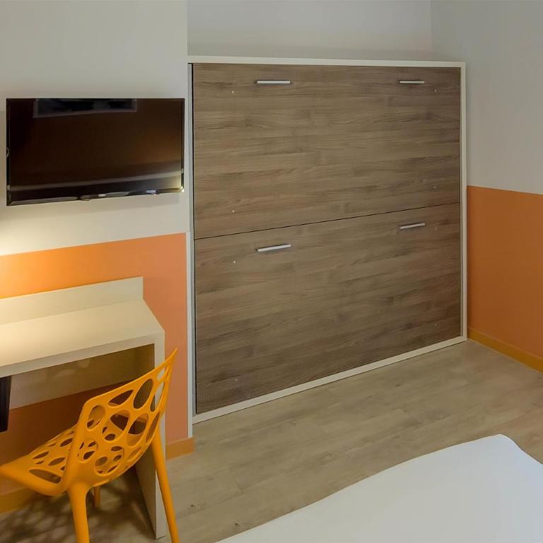 Sure Hotel by Best Western Nologo - Large Comfort Room with One Queen Bed and One Bunk Bed - Non-Smoking - 2