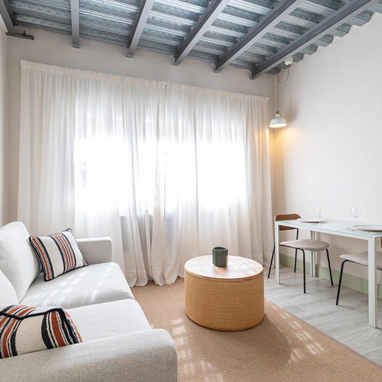 Bright Ground Floor Apt - 700m to Beach - Apartamento - 7