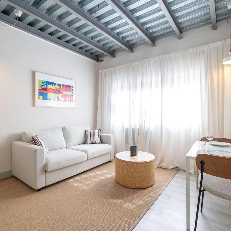 Bright Ground Floor Apt - 700m to Beach - Apartamento - 3