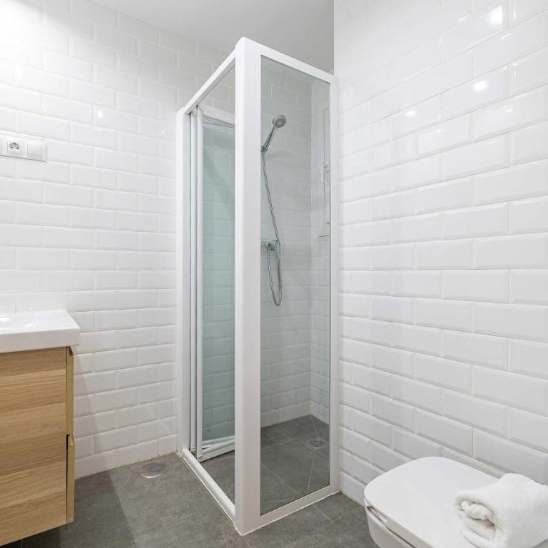 Bright Ground Floor Apt - 700m to Beach - Apartamento - 4