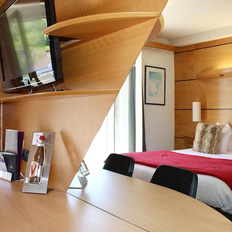 Hôtel Les Vallées Labellemontagne - Classic Triple Room with Double Bed - 2