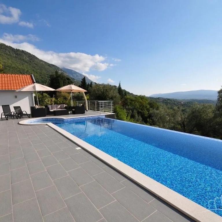 Modern 5BR Villa with Infinity Pool and Sea Views - Villa - 4