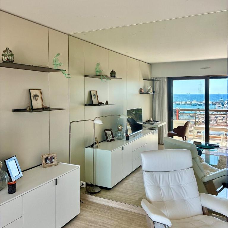 Exceptional Sea-View Apartment, 3 min from Station, Port & Château Views, 2 Parking Spaces - Two-Bedroom Apartment - 2