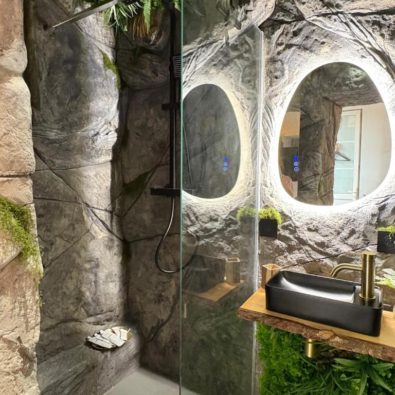 Studio Jungle atypique avec salle de bain grotte Cour privée Centre Nîmes - Apartamento de 1 dormitorio - 2