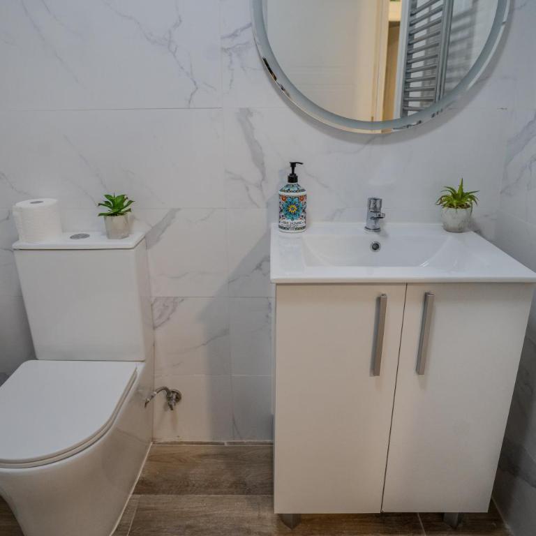 Hostale Blas Cabrera Madrid - Twin Room with Shared Bathroom - 6