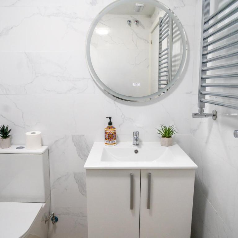 Hostale Blas Cabrera Madrid - Twin Room with Shared Bathroom - 8