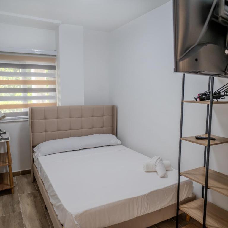 Hostale Blas Cabrera Madrid - Standard Double Room with Shared Bathroom - 1