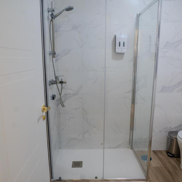 Hostale Blas Cabrera Madrid - Twin Room with Shared Bathroom - 10