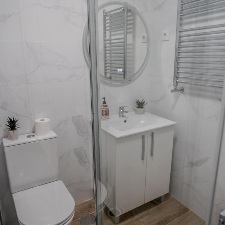 Hostale Blas Cabrera Madrid - Twin Room with Shared Bathroom - 11