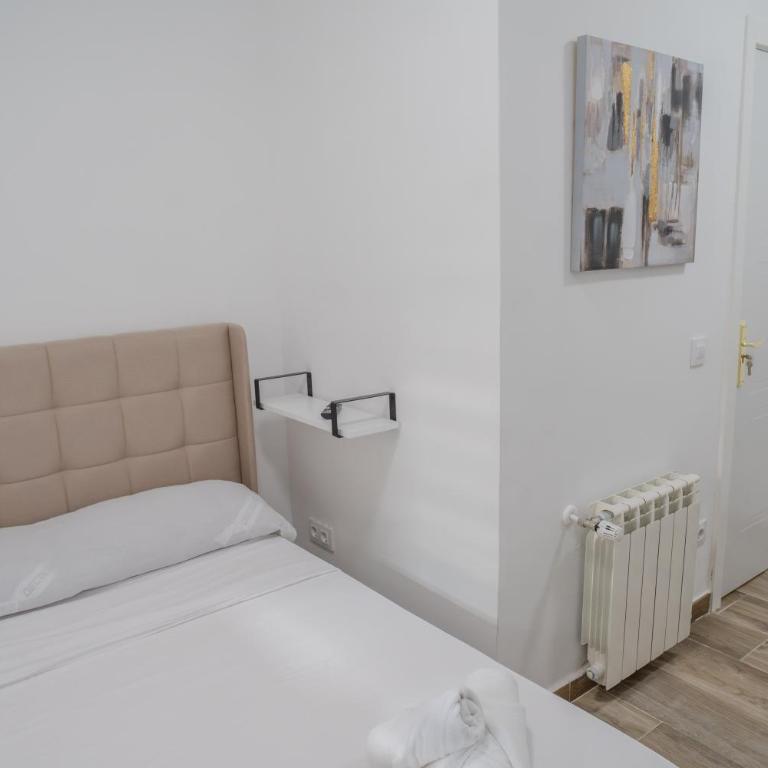 Hostale Blas Cabrera Madrid - Standard Double Room with Shared Bathroom - 3