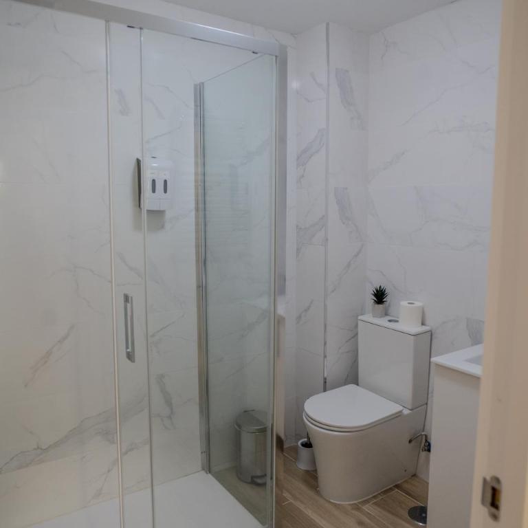 Hostale Blas Cabrera Madrid - Twin Room with Shared Bathroom - 12