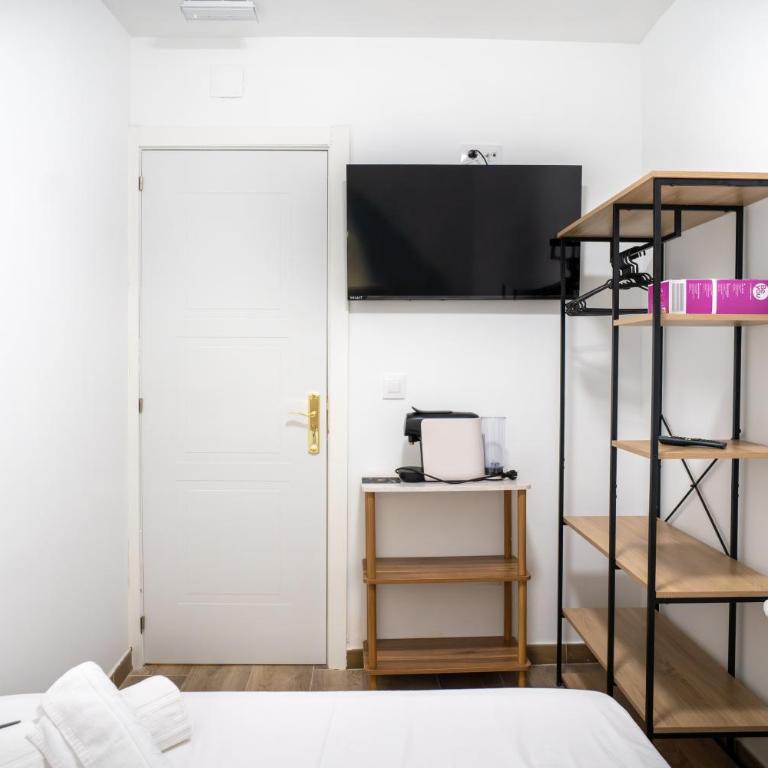 Hostale Blas Cabrera Madrid - Standard Double Room with Shared Bathroom - 1