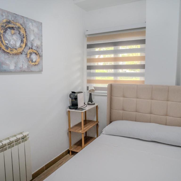 Hostale Blas Cabrera Madrid - Standard Double Room with Shared Bathroom - 3