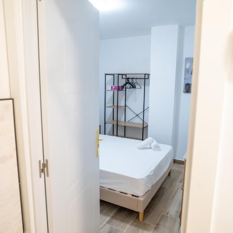 Hostale Blas Cabrera Madrid - Standard Double Room with Shared Bathroom - 1