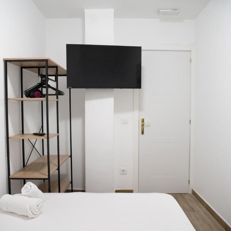 Hostale Blas Cabrera Madrid - Standard Double Room with Shared Bathroom - 2