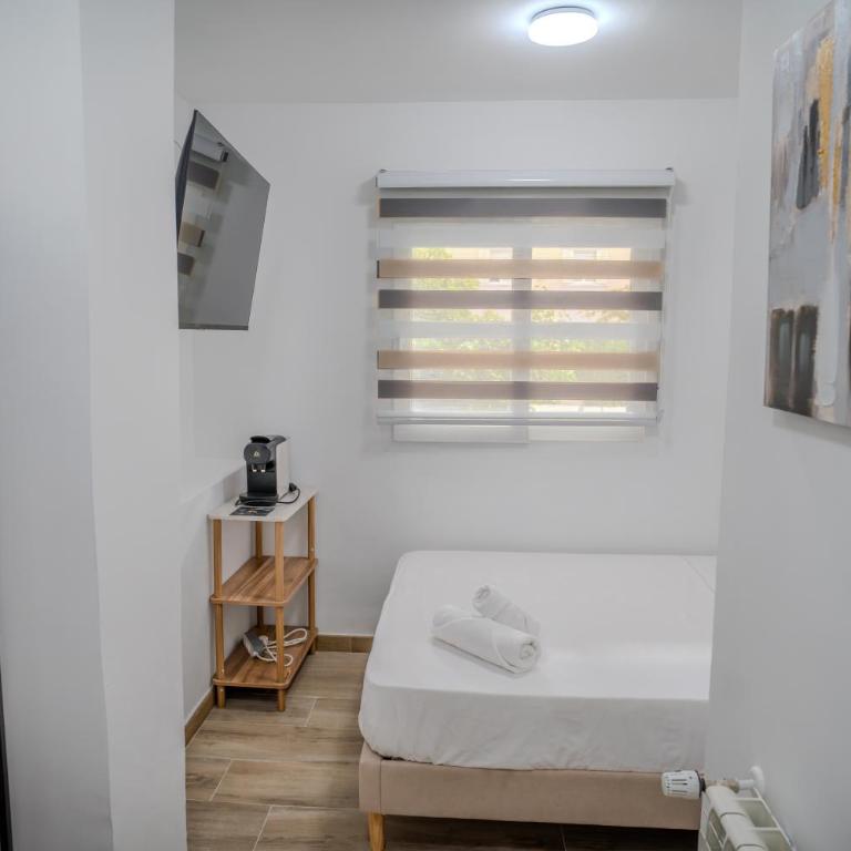Hostale Blas Cabrera Madrid - Standard Double Room with Shared Bathroom - 1