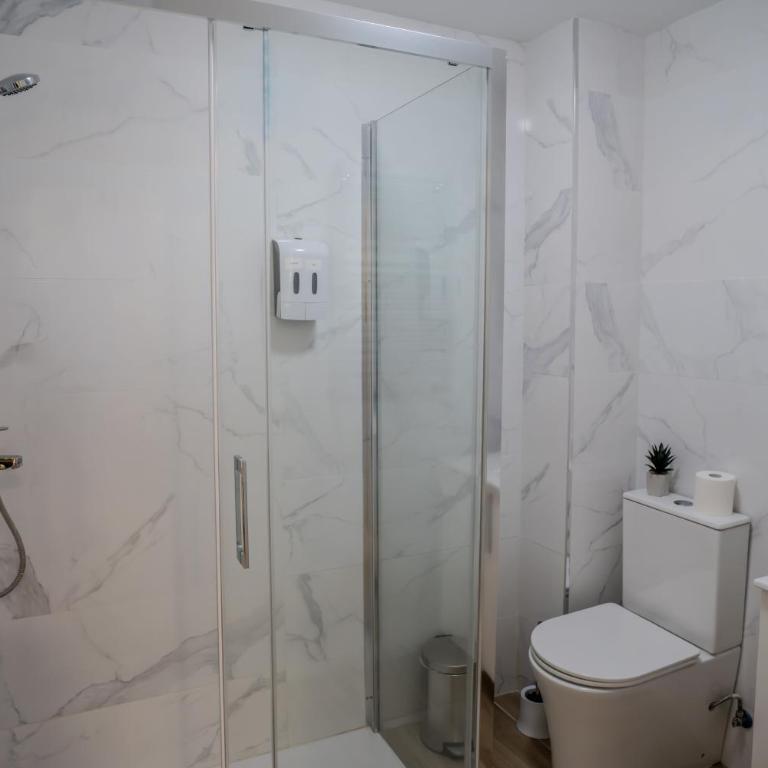 Hostale Blas Cabrera Madrid - Twin Room with Shared Bathroom - 21