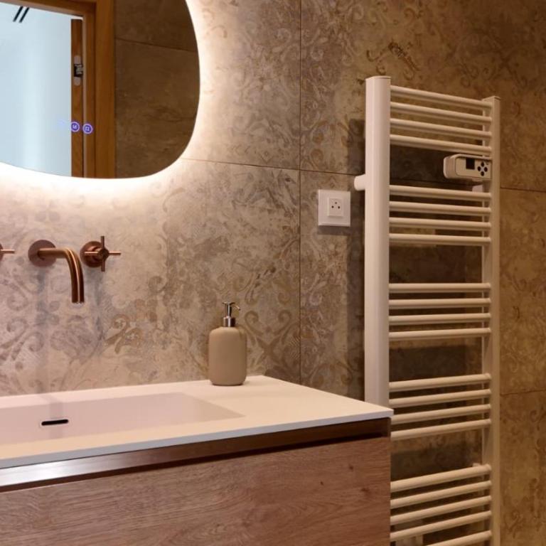 Superbe Appartement 4 pièces dans Villa de charme rénovée proche plages et centre ville d'Antibes, Côte d'Azur - Three-Bedroom Apartment - 6