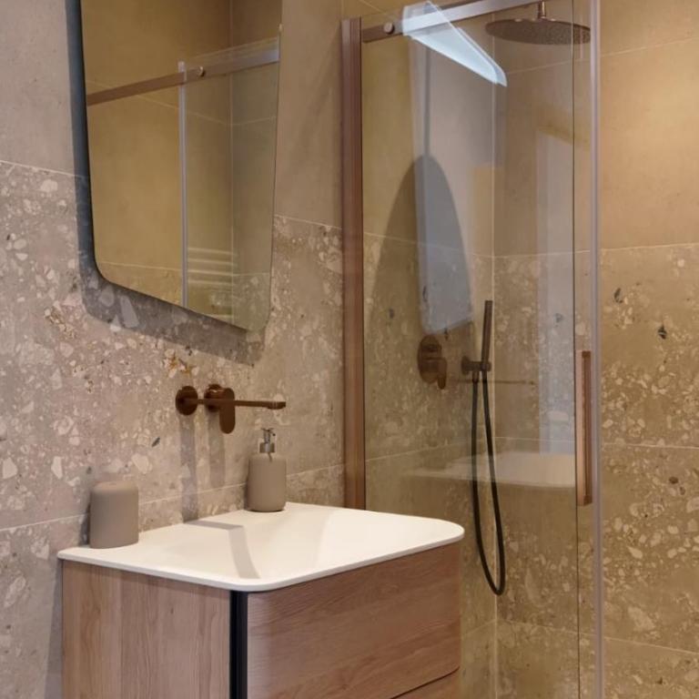 Superbe Appartement 4 pièces dans Villa de charme rénovée proche plages et centre ville d'Antibes, Côte d'Azur - Three-Bedroom Apartment - 11