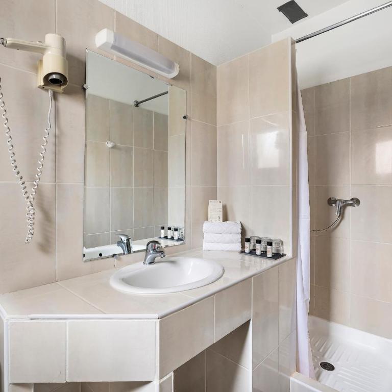 Hotel Le Golfe Bleu - Triple Room with Balcony and Partiel Seaview - 2