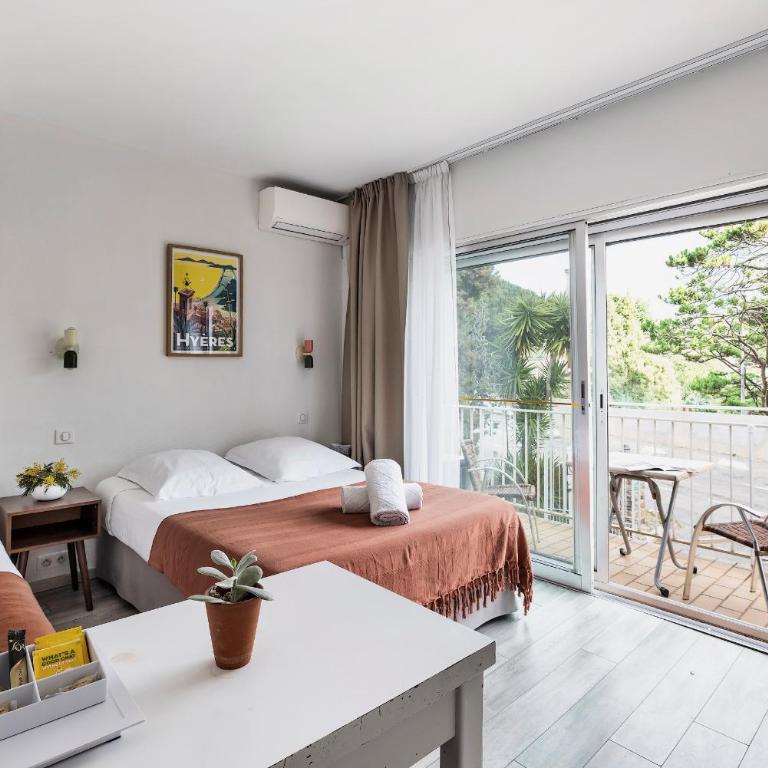 Hotel Le Golfe Bleu - Triple Room with Balcony and Partiel Seaview - 3