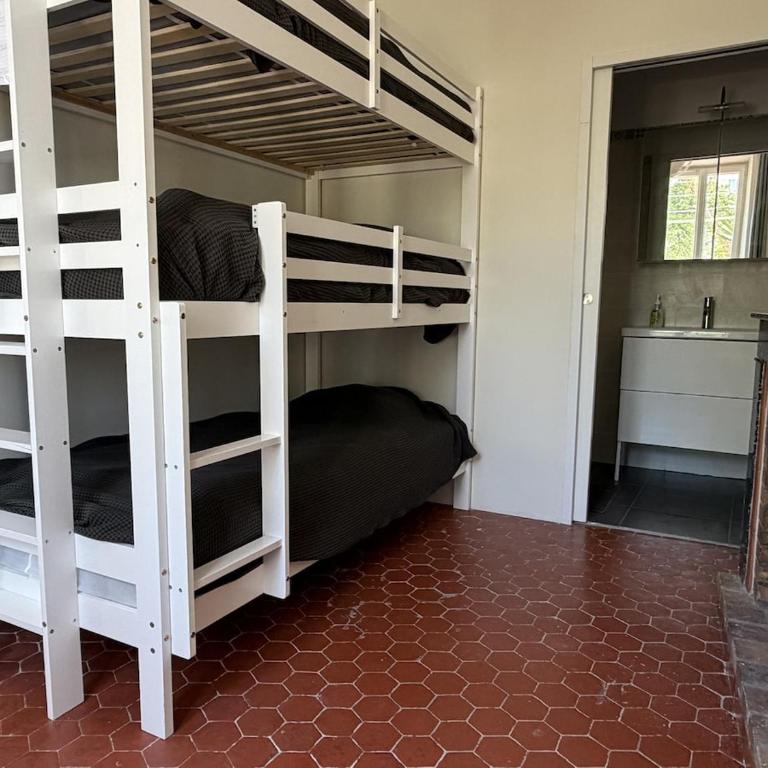 Figuerolles Ground floor of villa - Two-Bedroom Apartment - 8