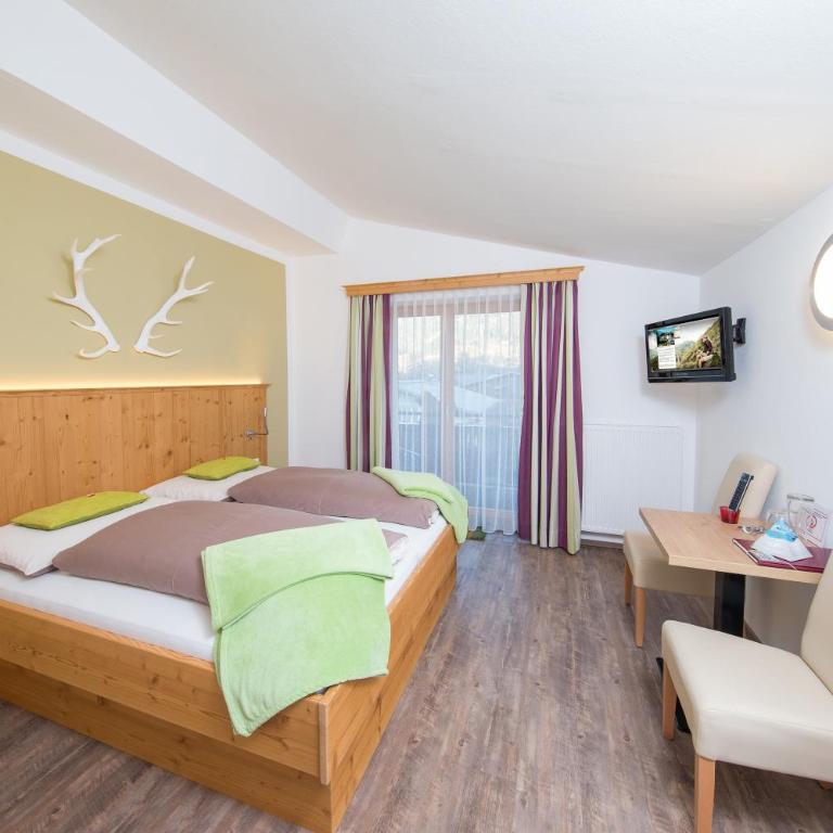 Comfort Hotel Garni Landhaus Gitti - Superior Doppelzimmer mit Balkon und Bergblick - 2