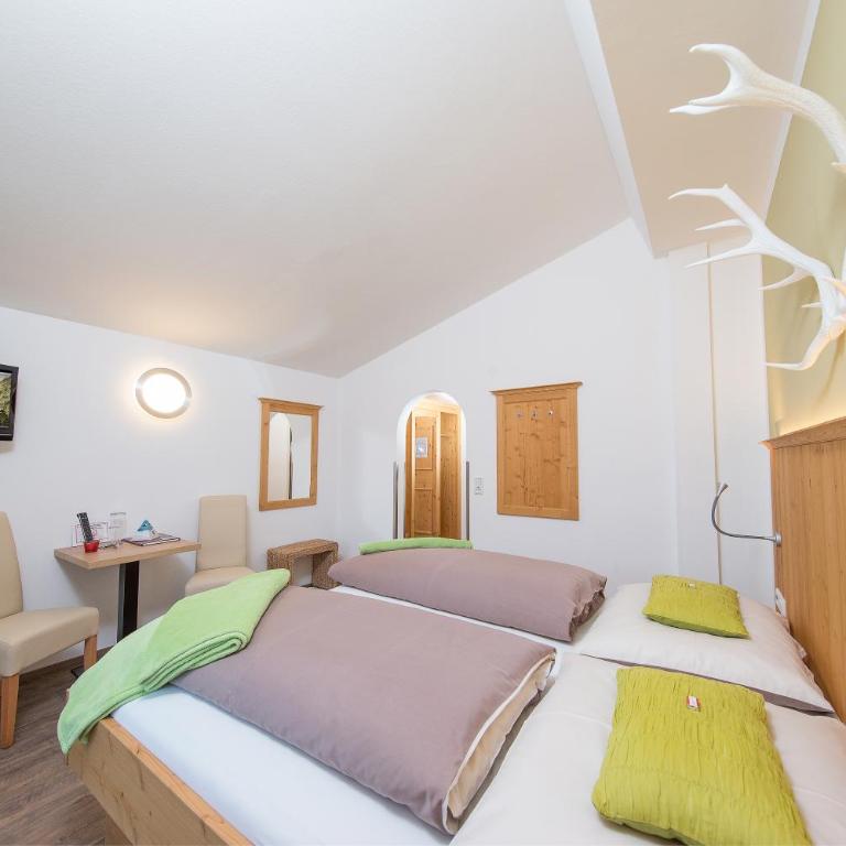 Comfort Hotel Garni Landhaus Gitti - Superior Doppelzimmer mit Balkon und Bergblick - 3