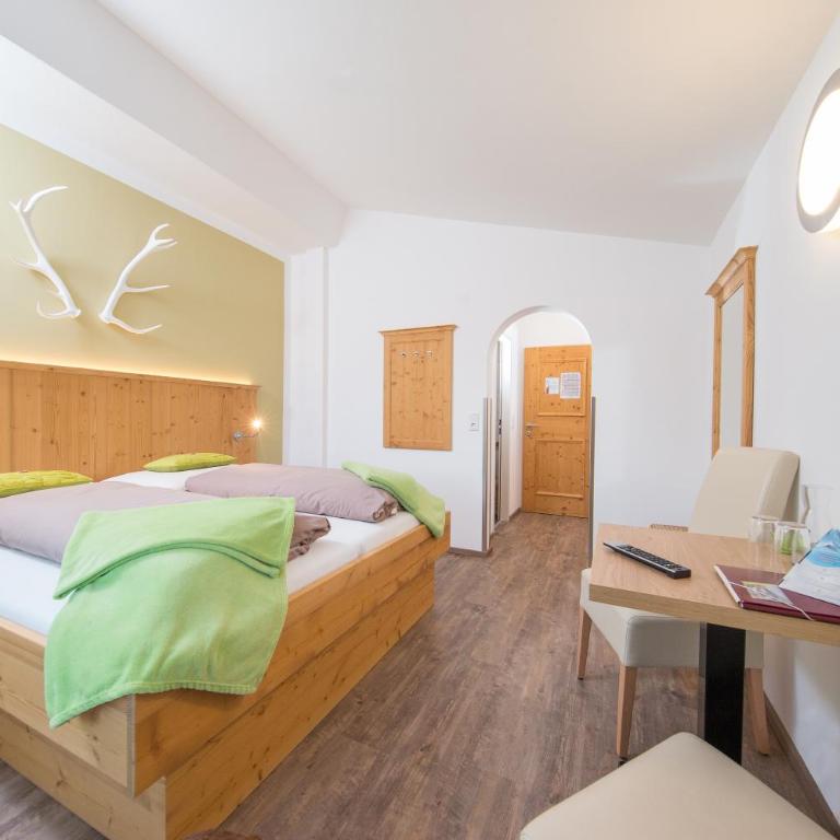 Comfort Hotel Garni Landhaus Gitti - Superior Doppelzimmer mit Balkon und Bergblick - 4