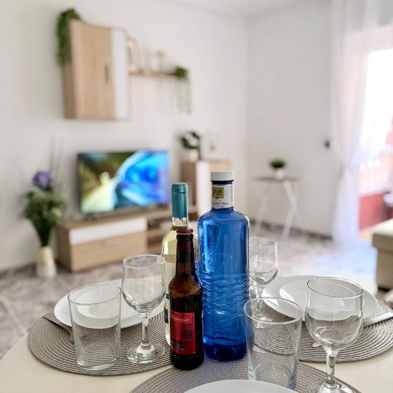 Stylish 1-Bed Apt, Walk to Beach & Amenities - One-Bedroom Apartment - 2