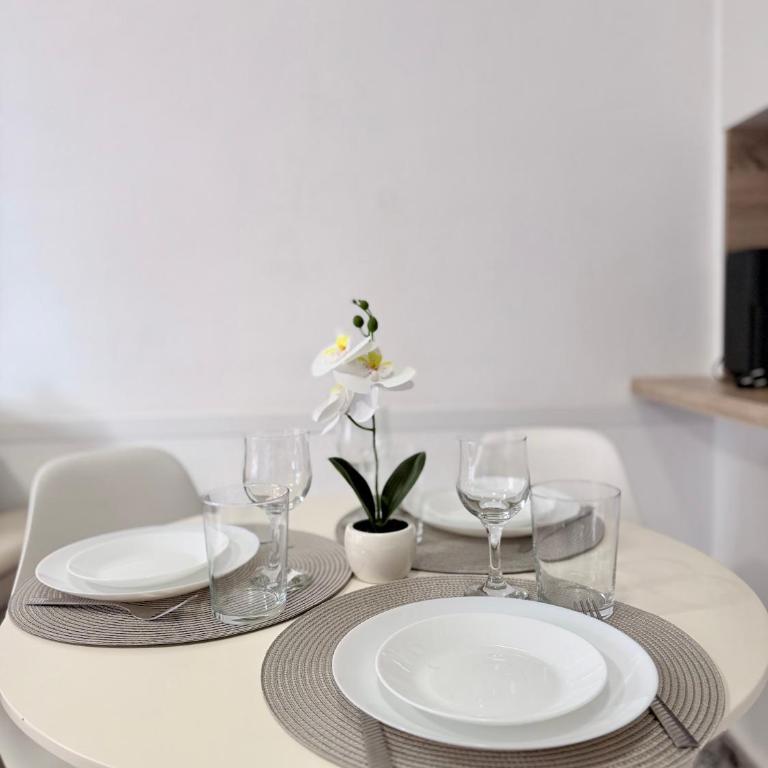 Stylish 1-Bed Apt, Walk to Beach & Amenities - One-Bedroom Apartment - 5
