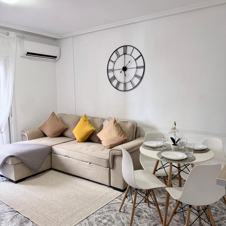 Stylish 1-Bed Apt, Walk to Beach & Amenities - One-Bedroom Apartment - 1