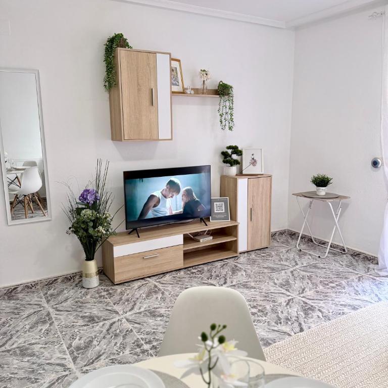 Stylish 1-Bed Apt, Walk to Beach & Amenities - One-Bedroom Apartment - 6