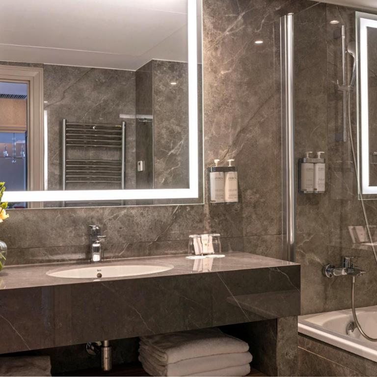 Warwick Reine Astrid - Lyon - Suite Privilege - 11
