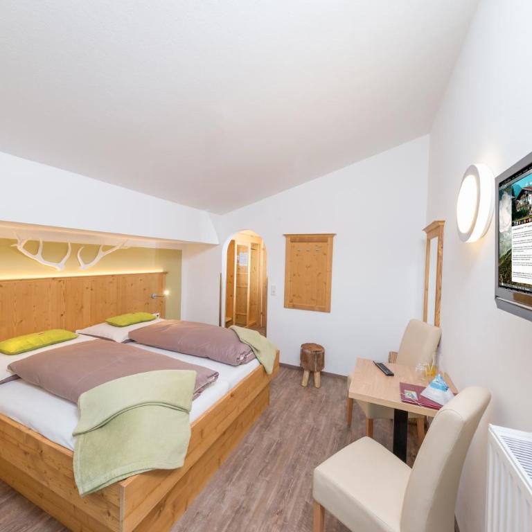 Comfort Hotel Garni Landhaus Gitti - Superior Doppelzimmer mit Balkon und Bergblick - 10