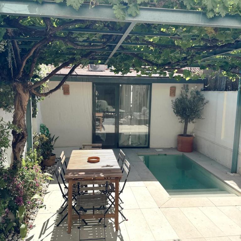 Casa con piscina privada para alquiler temporal - Three-Bedroom Townhouse - 21