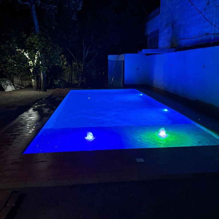 Cabaña con piscina iluminada amplias zonas verdes - Casa - 22