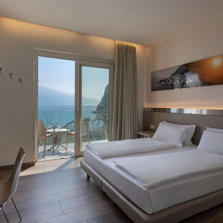 Hotel Atilius - Adults Only - Camera Superior Matrimoniale/Doppia con Letti Singoli con Vista Lago e Balcone - 1